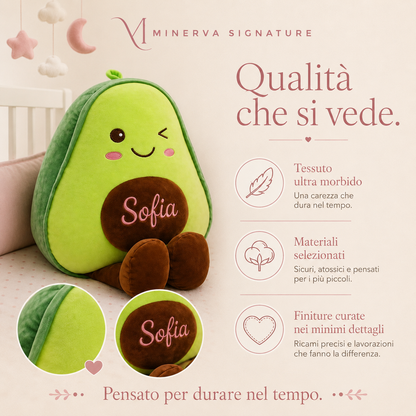 Avocado di peluche personalizzato con nome Sofia, alto 60 cm, nella cameretta di una bambina