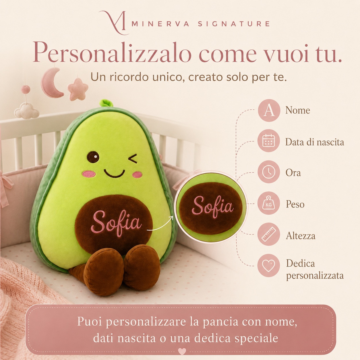 Dettaglio dell’avocado di peluche Minerva Signature con tessuto morbido e nome stampato sulla pancia