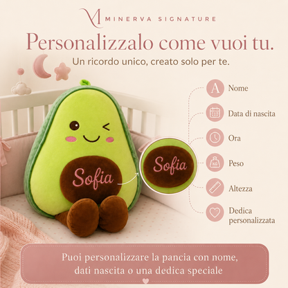 Dettaglio dell’avocado di peluche Minerva Signature con tessuto morbido e nome stampato sulla pancia